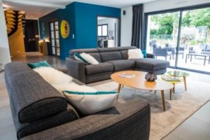 Décoration intérieure de la pièce de vie d'une maison à Carquefou par Backhome